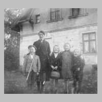 066-0009 Martha Braun mit ihren Kindern Adolf und Ruth, sowie zwei Berliner Kinder .jpg